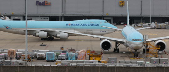 지난달 대형항공사들의 화물 운송 실적과 저비용항공사들의 여객 운송 실적이 전월보다 모두 줄어든 것으로 나타났다. 사진은 인천국제공항 화물터미널 모습. <연합뉴스>